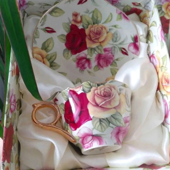 Gift Collection Royal Elfreda Country rose series boxed cup and saucer - Picture 1 of 3